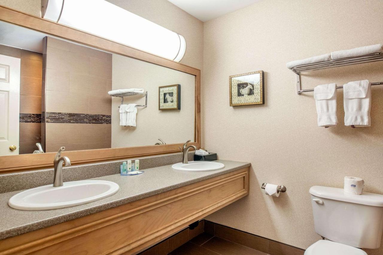 Quality Inn & Suites Cornwall Kültér fotó