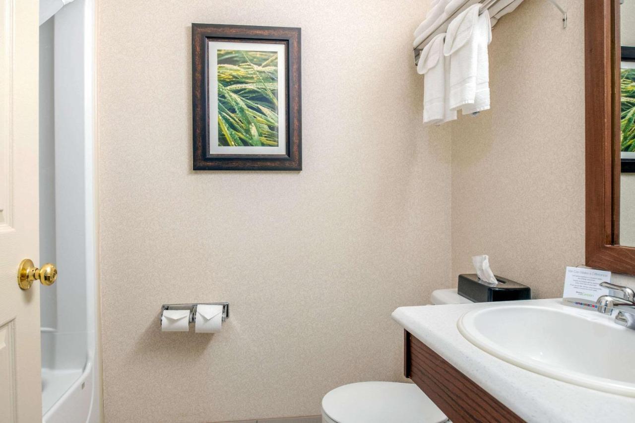 Quality Inn & Suites Cornwall Kültér fotó